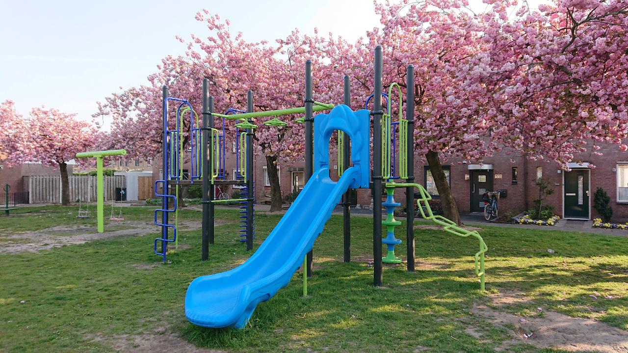 Combinatietoestel met glijbaan in Gemeente Etten-Leur