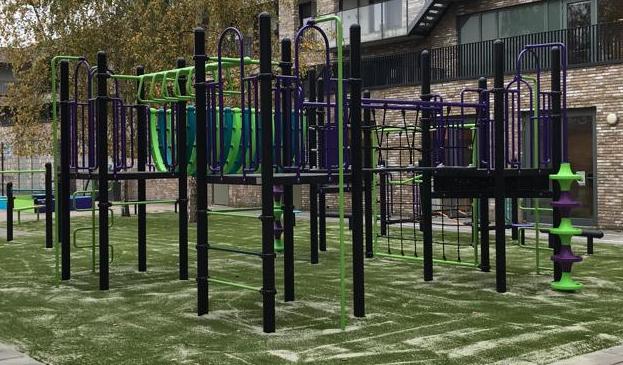 Spelen met kleur op schoolplein van Lukasschool Amsterdam