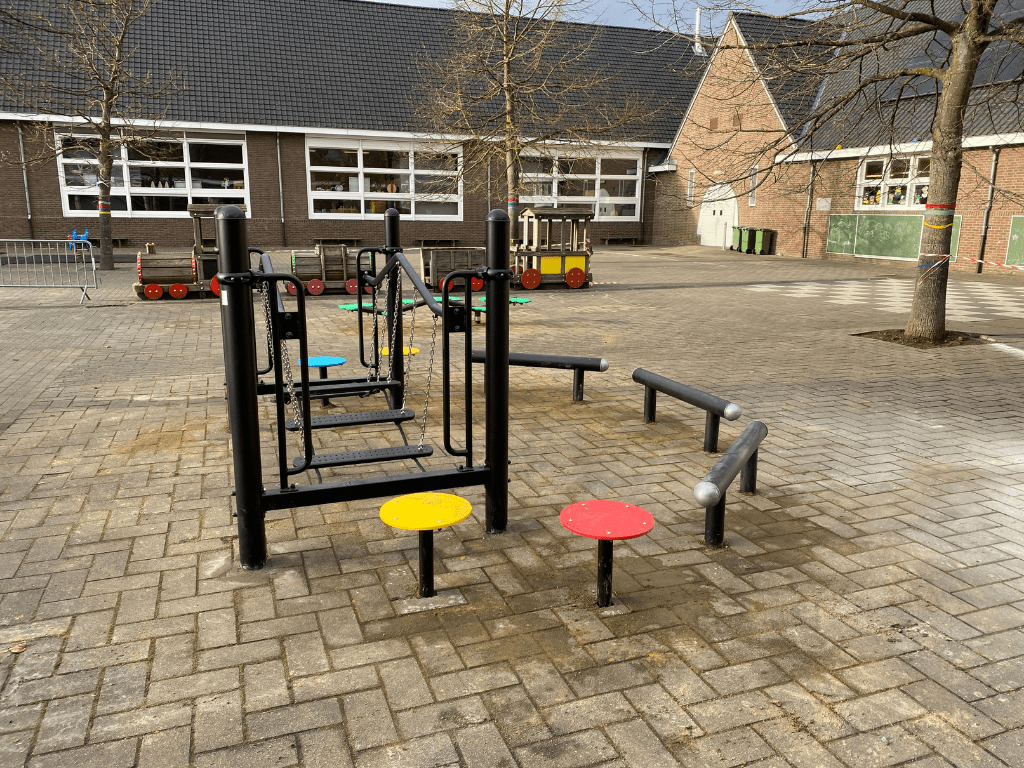 Balanceertoestellen op schoolplein GBS Rekem in Belgie