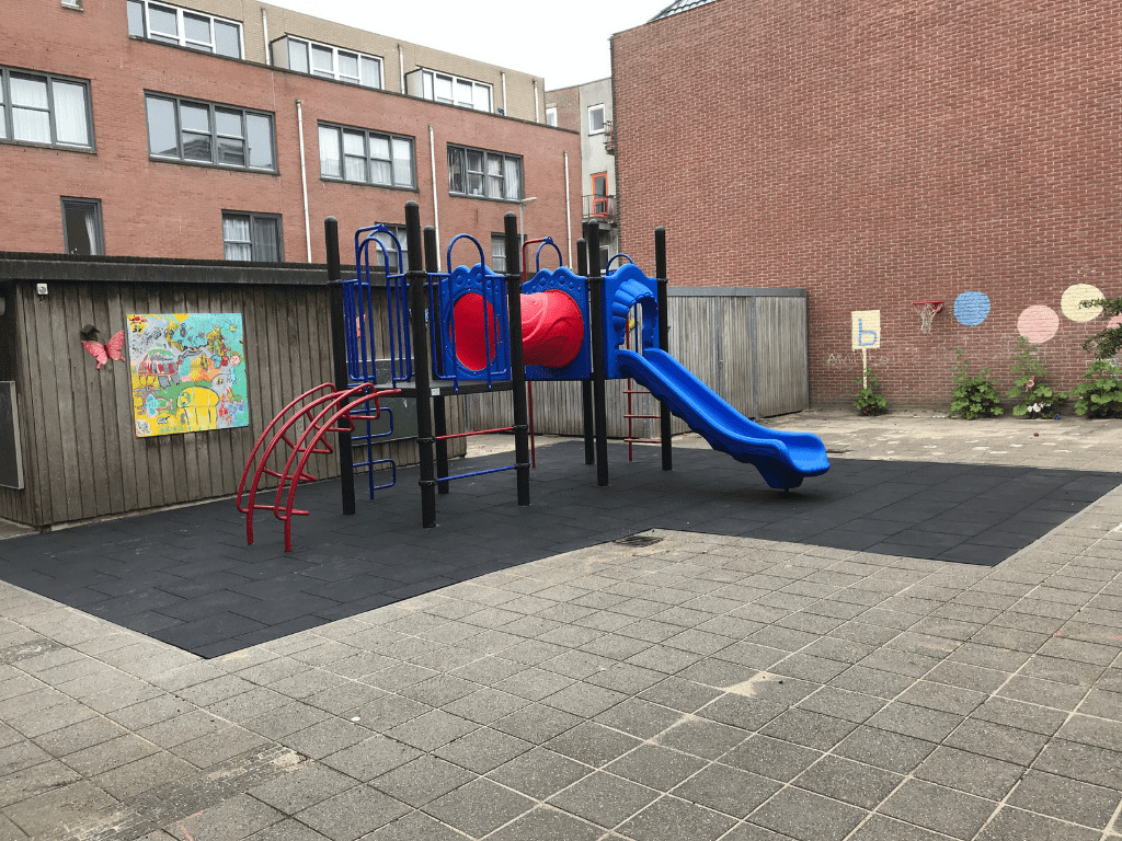 Klimtoestel op kleuterplein CBS Mozaïek in Rotterdam