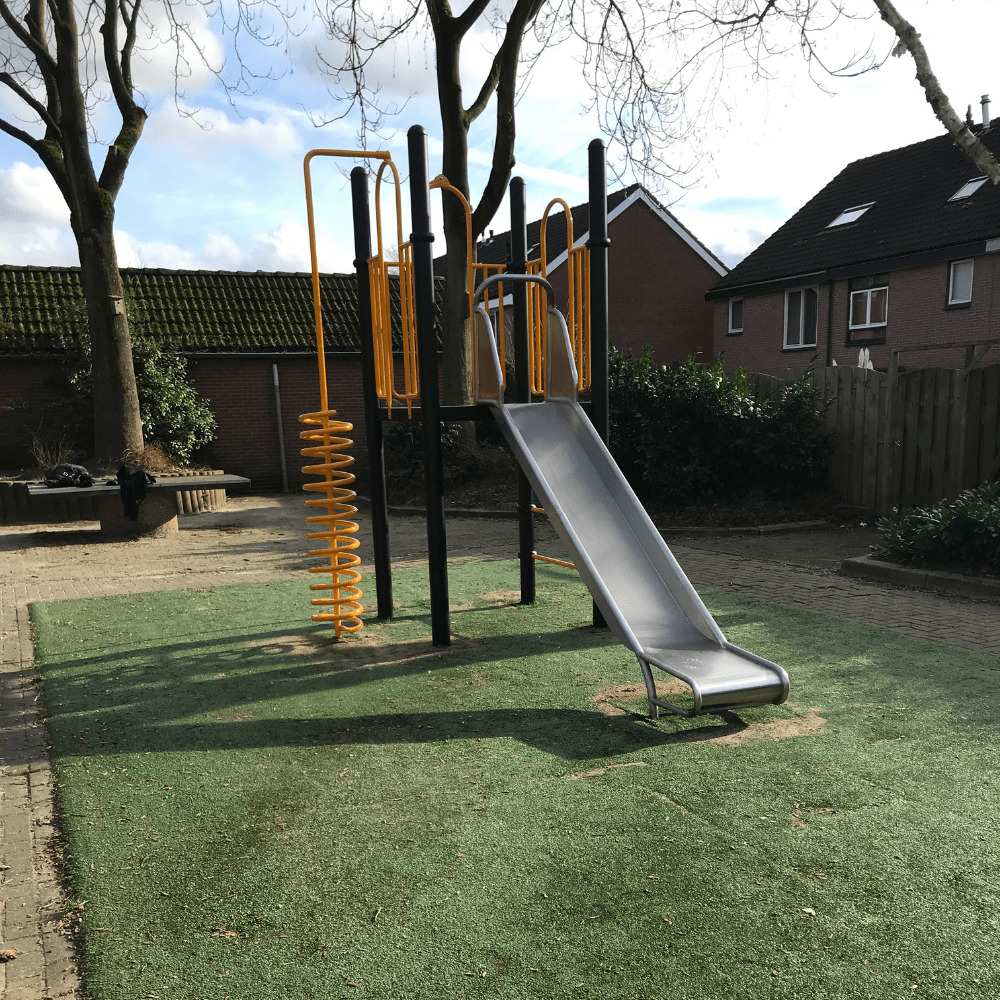 Metalen speeltoestel op (bestaand) kunstgras in Deventer