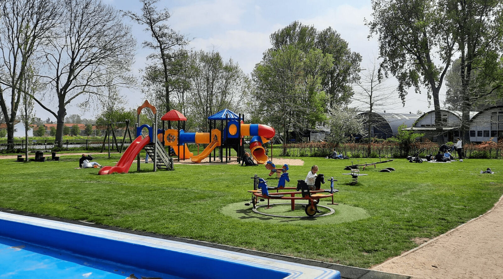 Speeltoestel met glijbanen bij Speeltuin De Sluis in Gouda