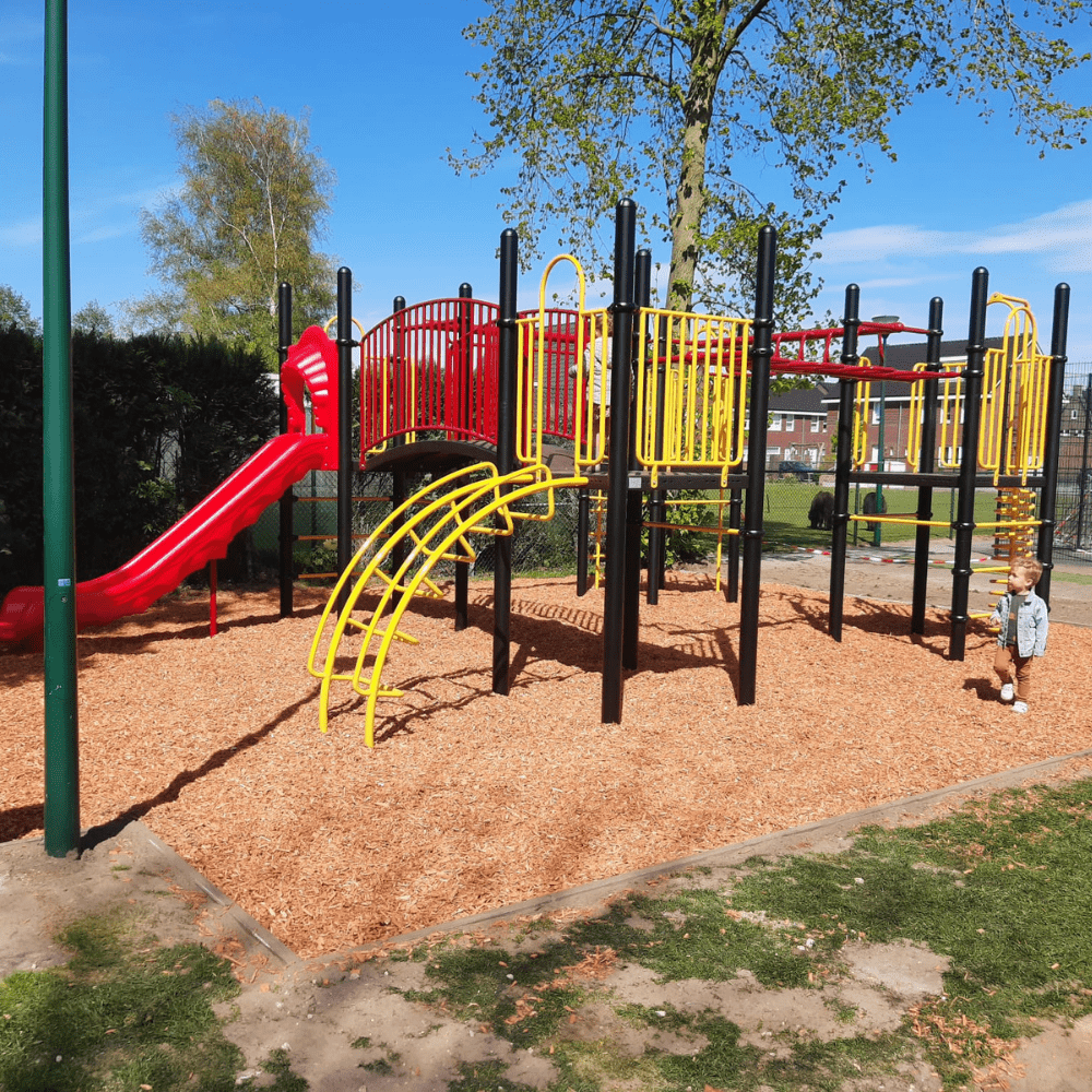 Metalen speeltoestel met glijbaan voor speelplek in De Moer