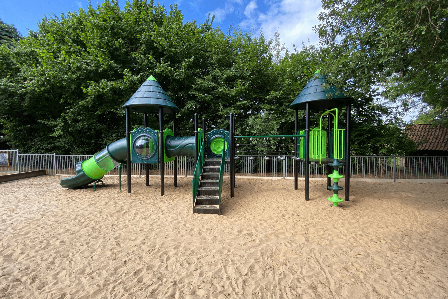 eigen ontwerp speeltoestel bij kinderdagverblijf Bommel de Beer in Hengevelde