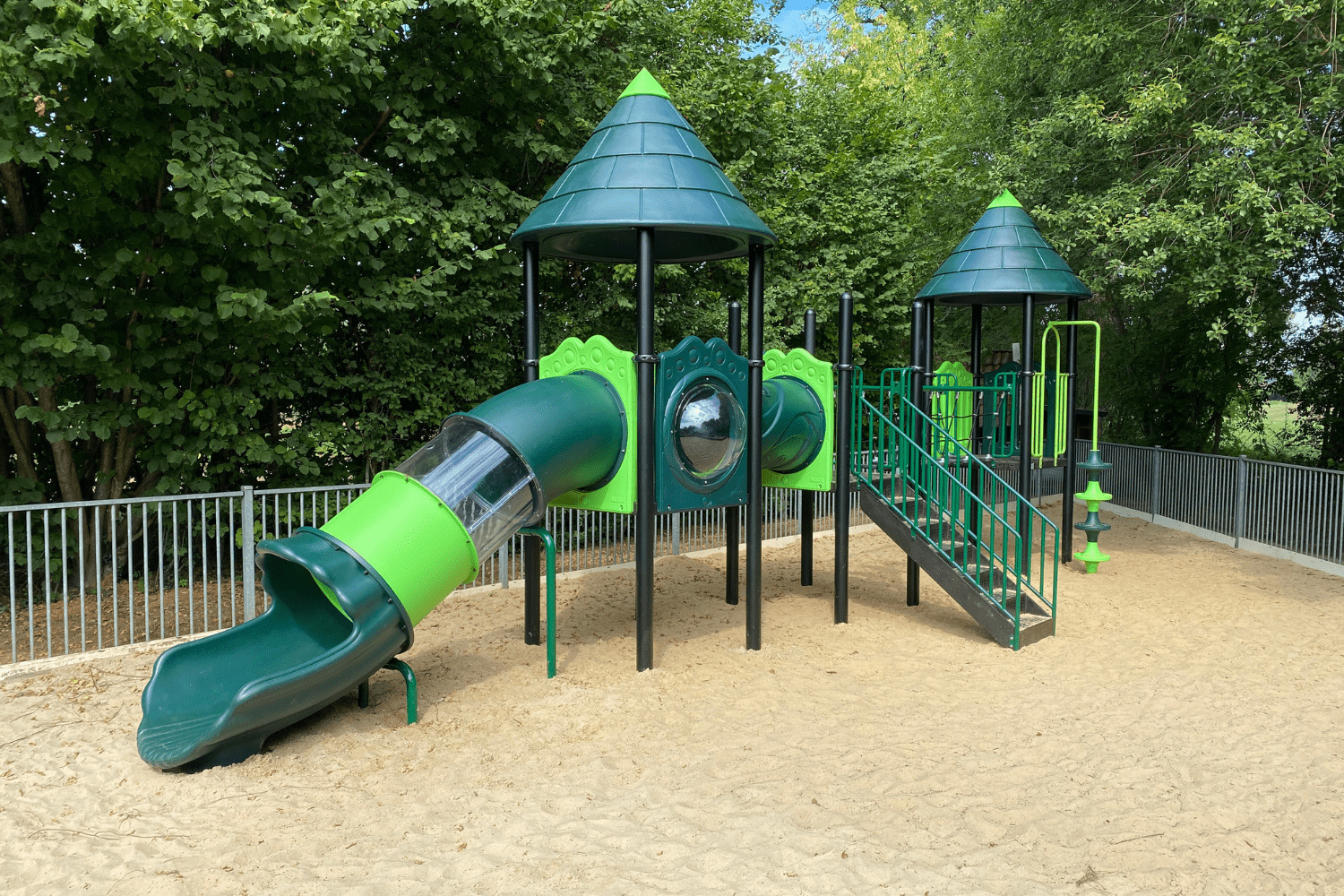 Eigen ontwerp speeltoestel bij KDV Bommel de Beer in Hengevelde