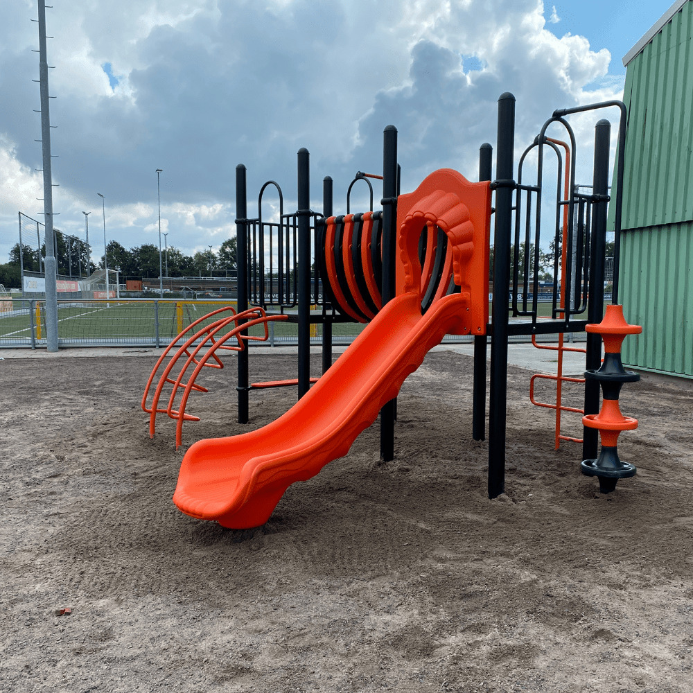 eigen ontwerp speeltoestel in clubkleuren van sportclub Sparta Nijkerk