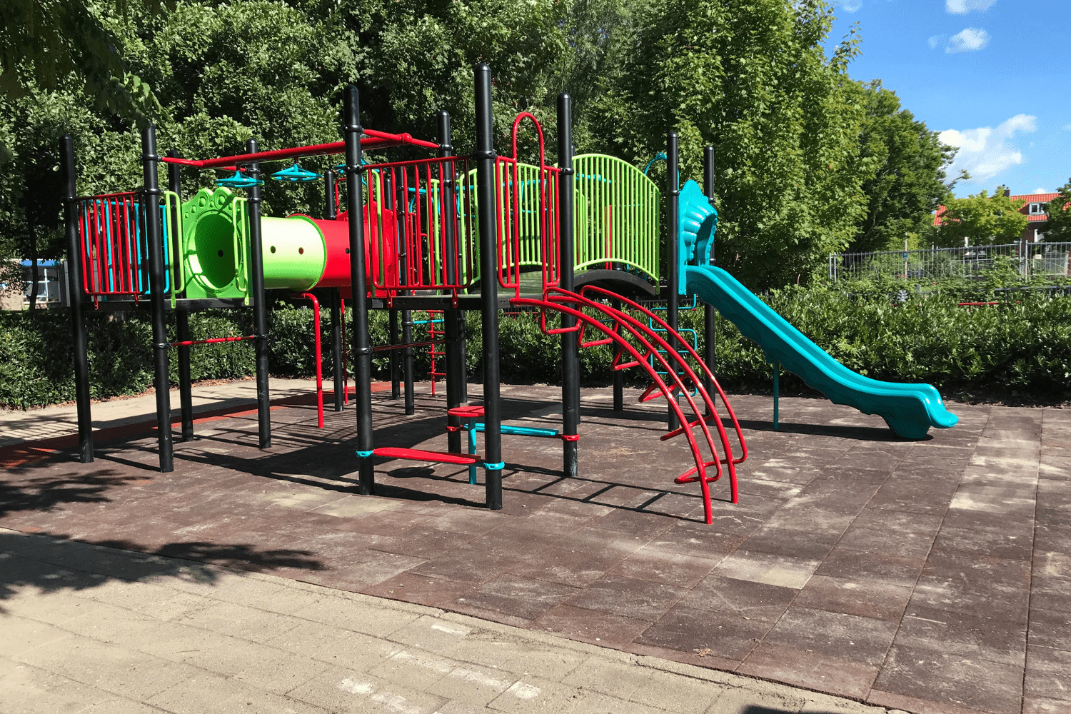 Kleurig maatwerk speeltoestel voor Josephschool in Pijnacker