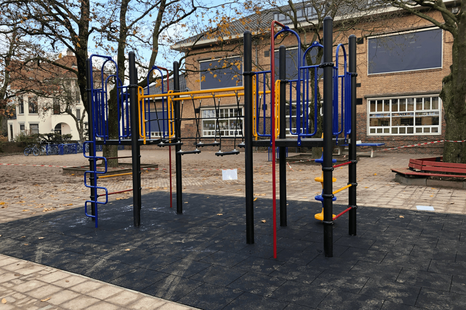 Fleurig klimtoestel op schoolplein USV in Utrecht