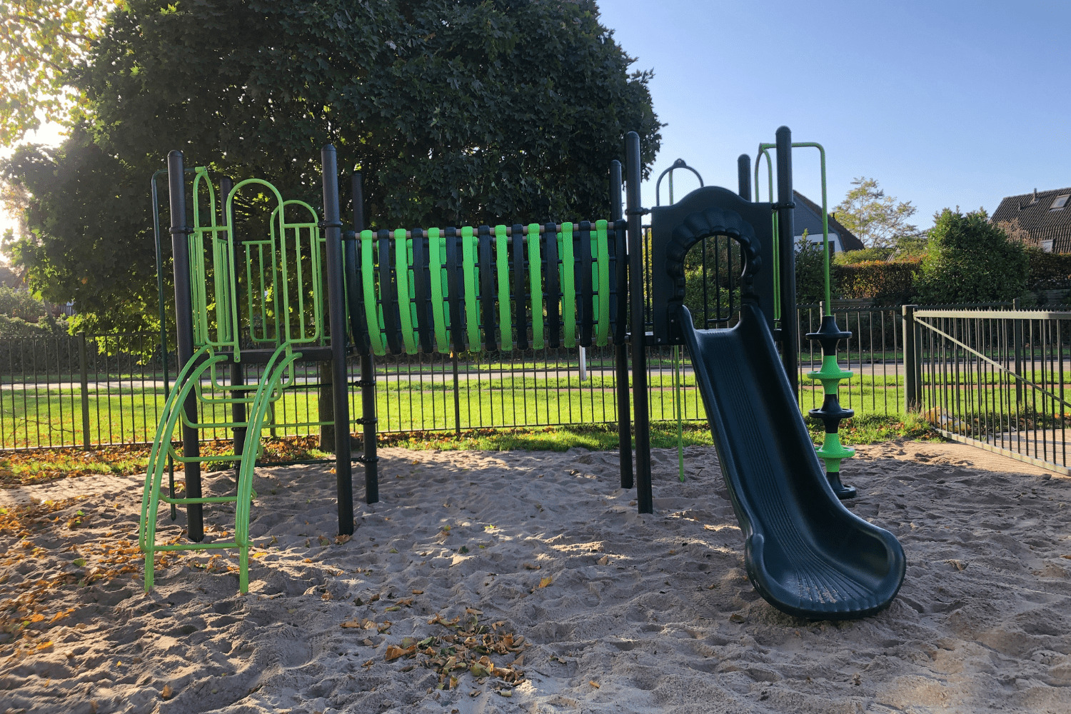 OBS Stap voor Stap in Elst blij met nieuwe speeltoestellen