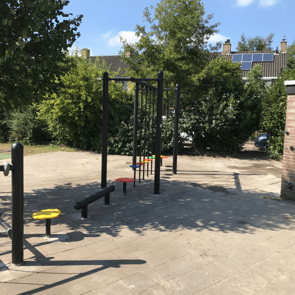 Balanceren op schoolplein bij De Rietakker in De Bilt