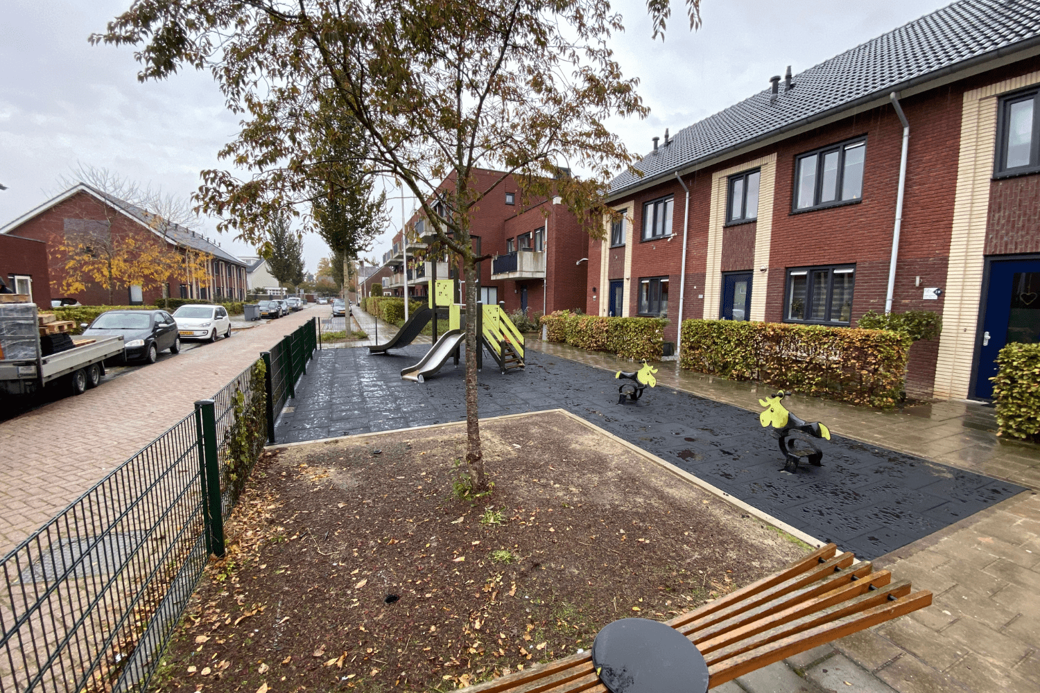 Kunstgras eruit, rubber tegels erin bij speelplek in wijk Huissen