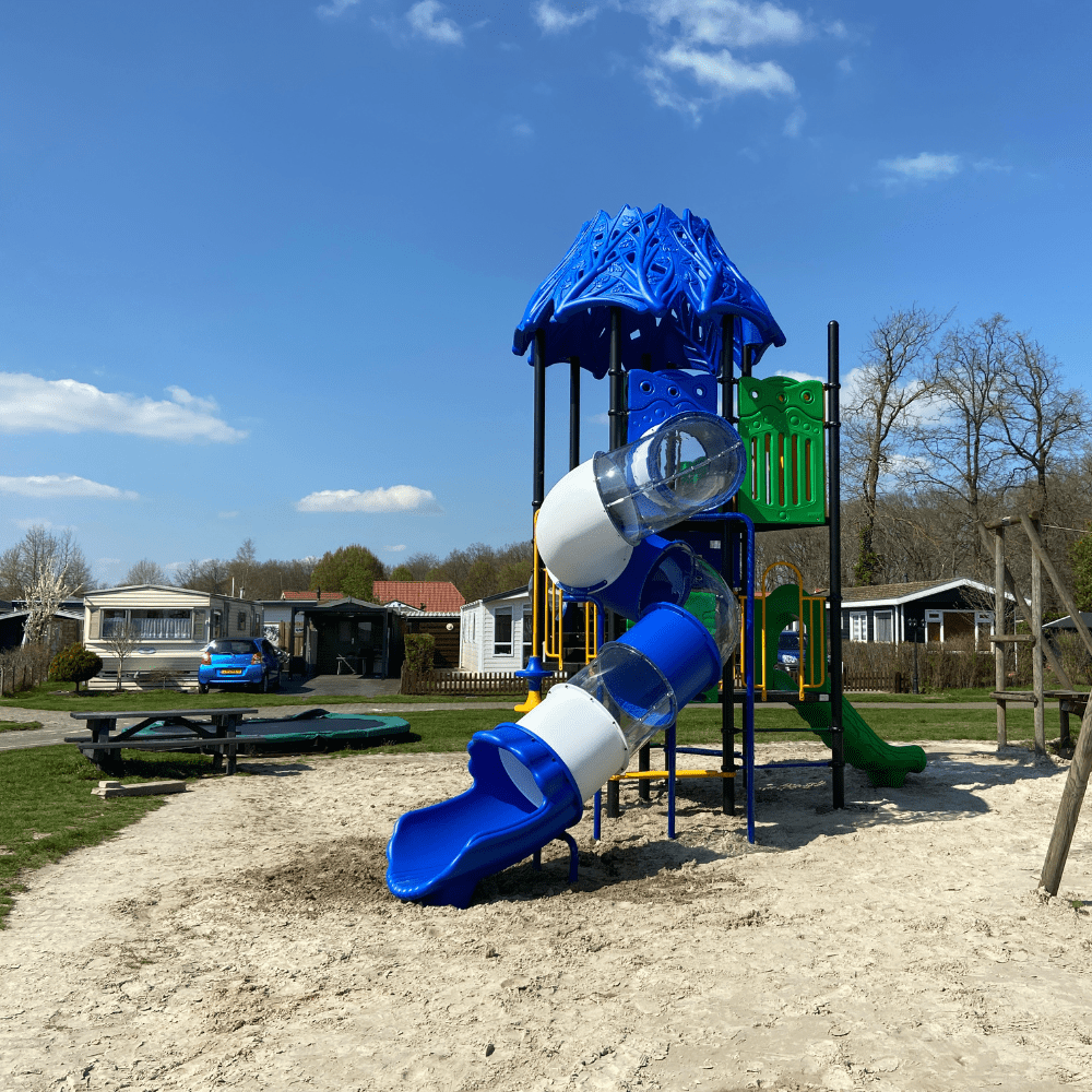 Speeltoestel met uitkijk over camping “De Moesberg” in Nijensleek