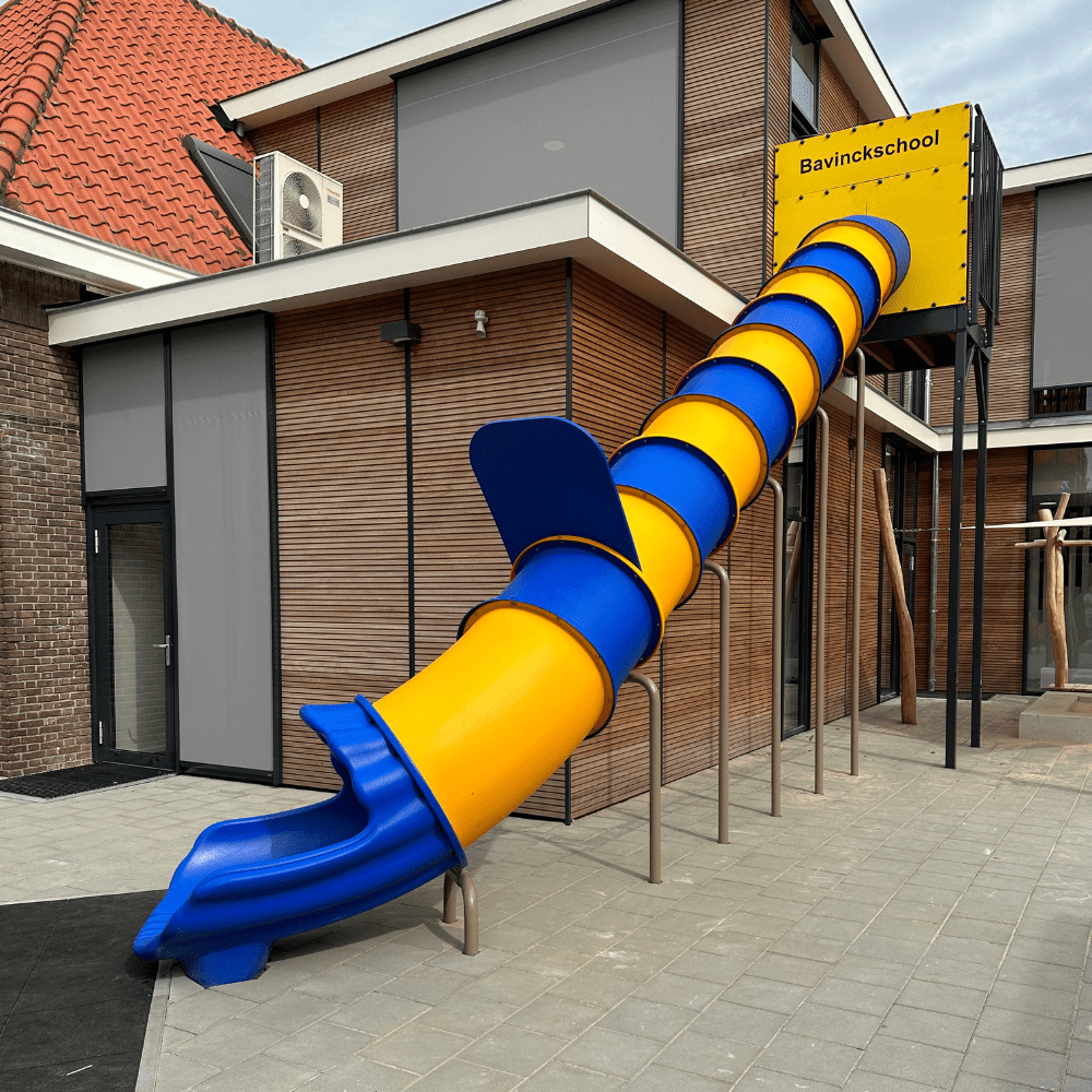 Glijbaan vanaf 1e verdieping school vervult wens leerlingen Bavinckschool!