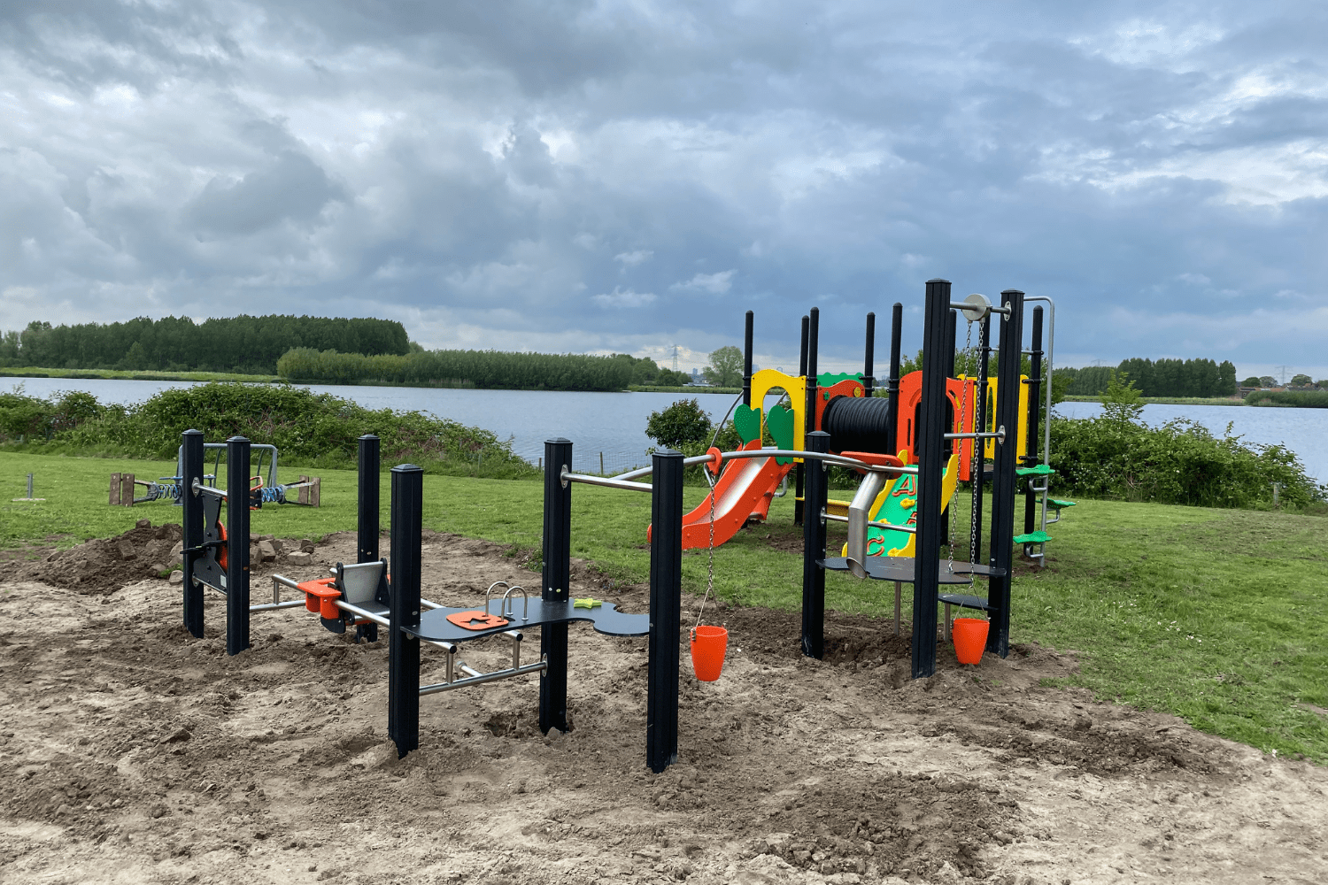 Veel speelplezier in speeltuin bij Pannenkoekenbakker Zuidland in Simonshaven
