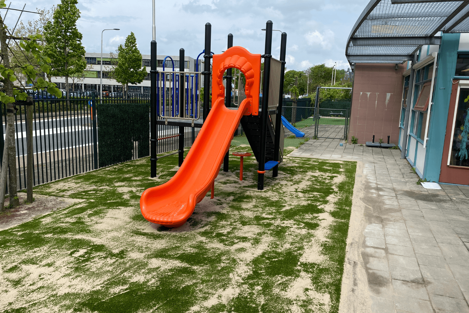 Buitenspelen bij Kinderdagcentrum De Kleine Oase in Zwijndrecht