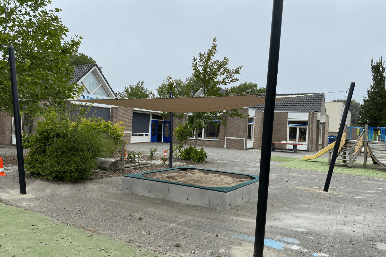 Betonnen zandbak met schaduwdoek voor OBS De Tovercirkel Hoofddorp