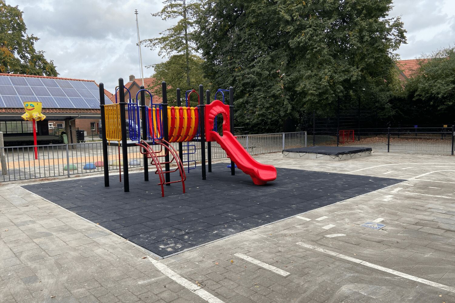 Fleurig speeltoestel voor schoolplein basisschool Benjamin in Brunssum