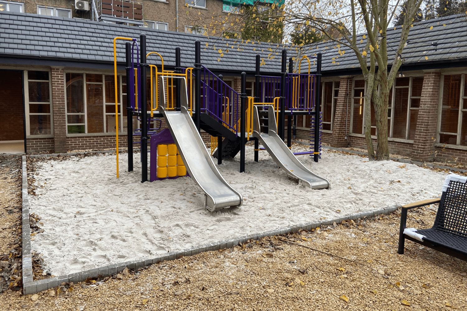 Metalen speeltoestel bij groepsaccommodatie ’t Klooster Loonbeek in Belgie