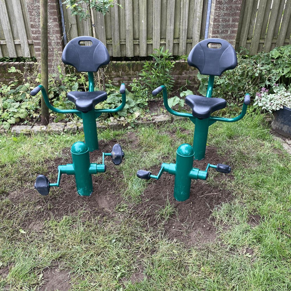 Gasten zorgboerderij De Haartse Hoeve op de zitfiets