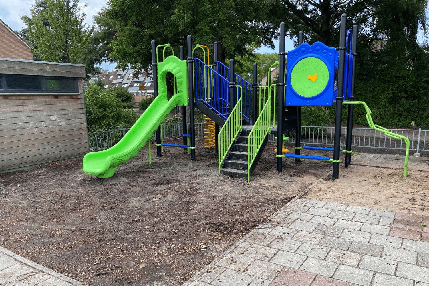 Fleurig speeltoestel op schoolplein De Achtbaan in Voorhout