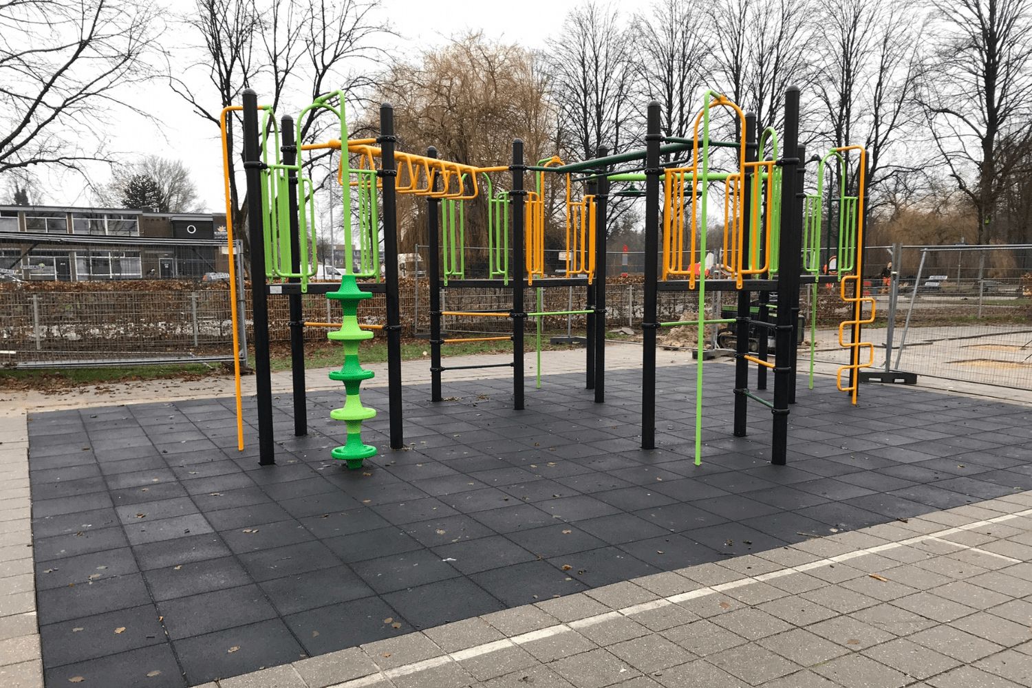 Klimtoestel in huisstijlkleuren bij OBS De Vlinder in Ter Apel