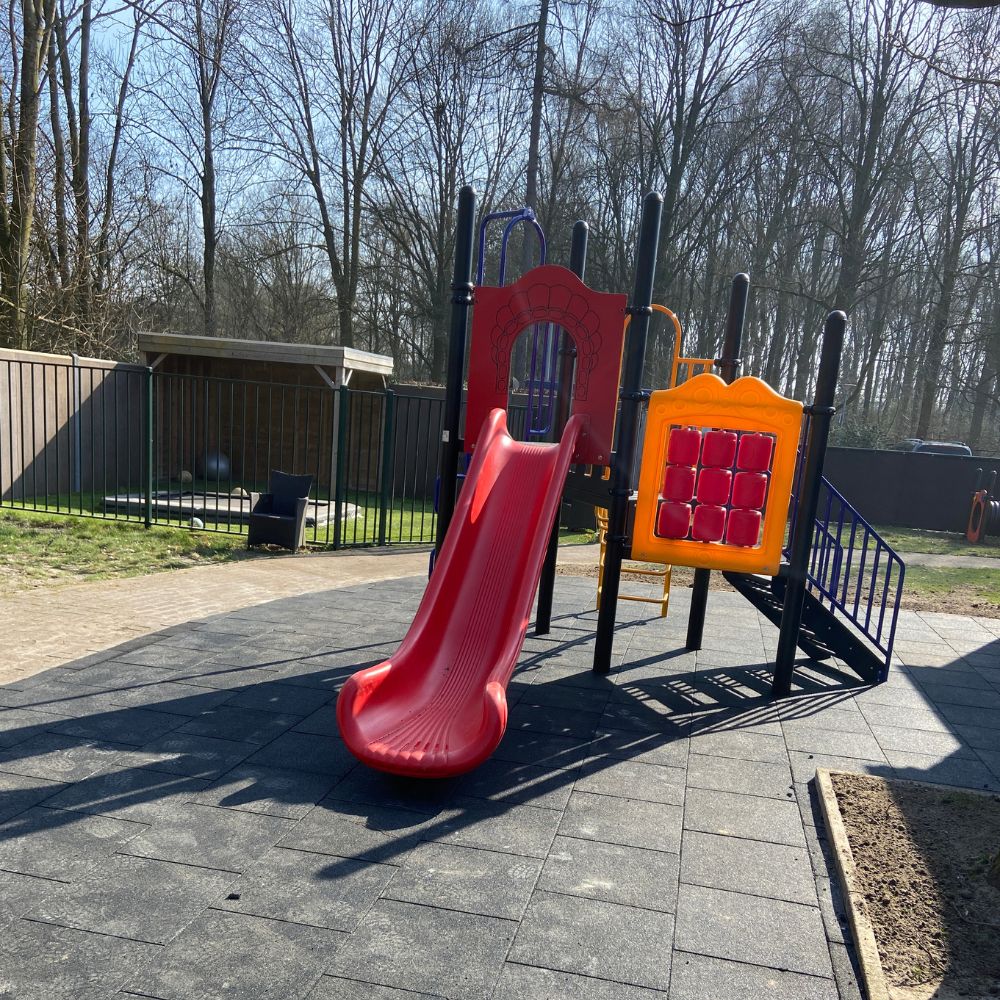 Buitenspelen bij zorginstelling Severinus in Veldhoven: nieuw speeltoestel met rubber tegels