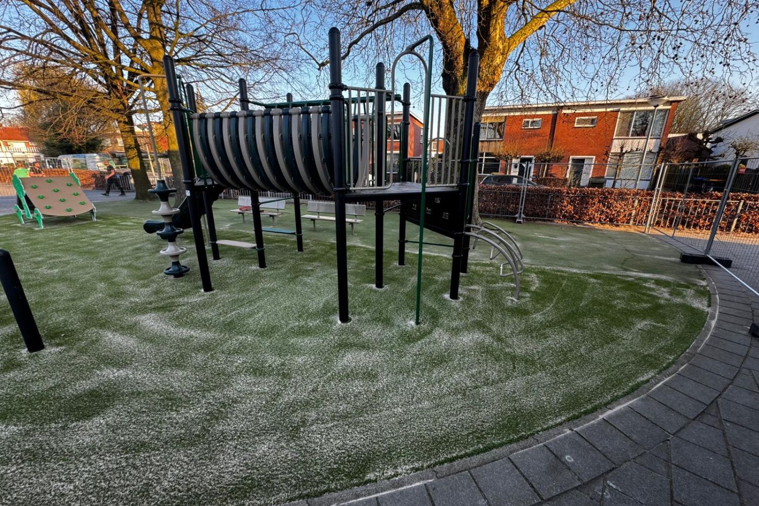 Schoolplein vernieuwd met speeltoestellen en kunstgras in Groenlo